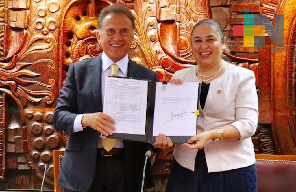 Gobernador Yunes firmó decreto que da autonomía financiera a la UV