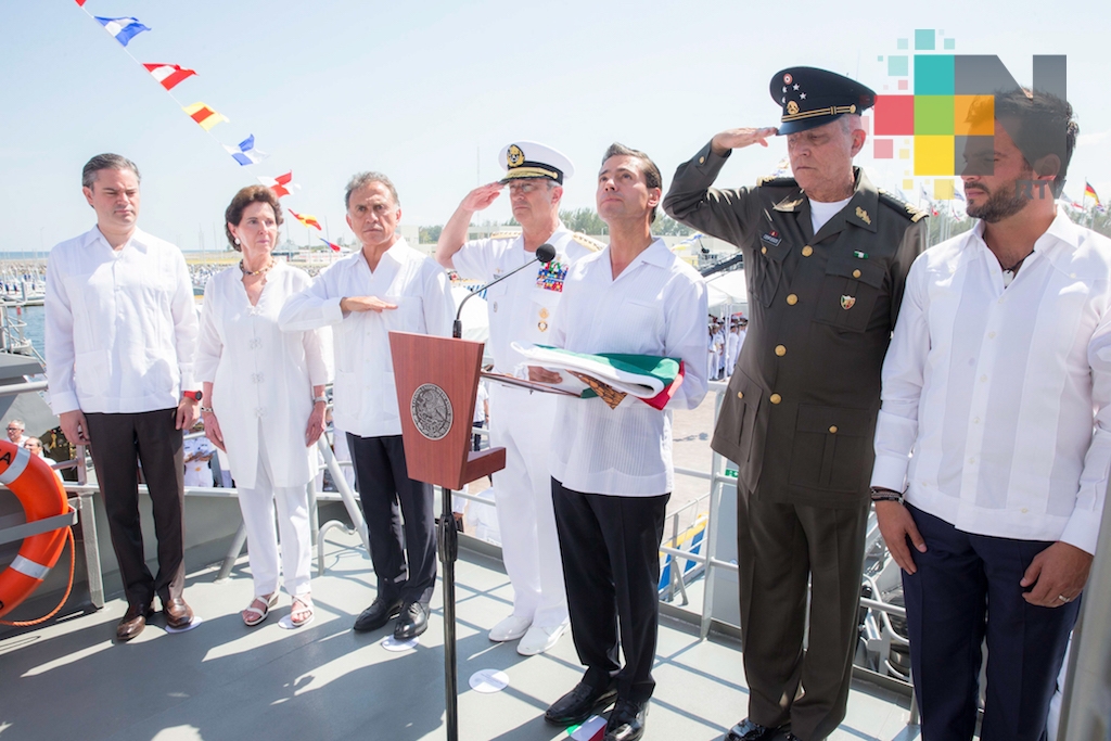 Peña Nieto abandera, junto al gobernador Yunes, nueva guardia costera de la Armada de México