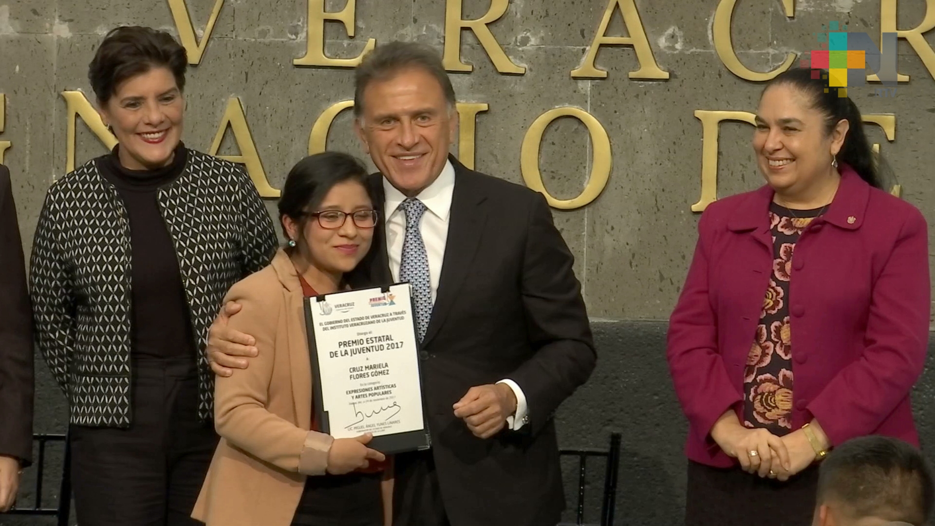 Entrega el gobernador Yunes el Premio Estatal de la Juventud 2017