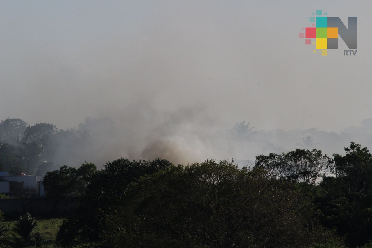 Controlan incendio en almacén de llantas