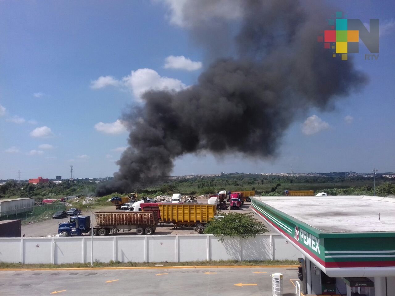 Se incendia tiradero de llantas en el Puerto de Veracruz; bomberos logran controlarlo a tiempo