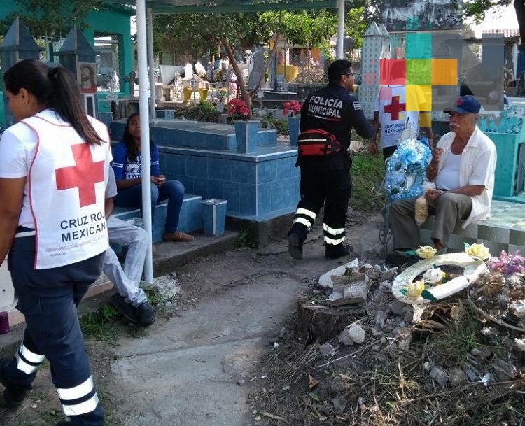 Autoridades locales resguardan seguridad de visitantes al panteón de Tierra Blanca