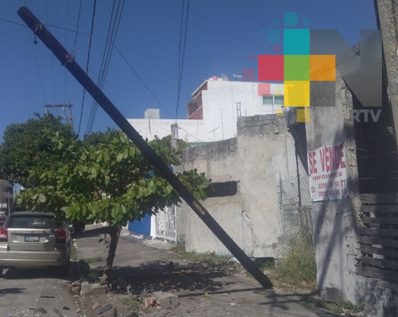 Tras recibir impacto de un vehículo, poste a punto de caer en Veracruz puerto