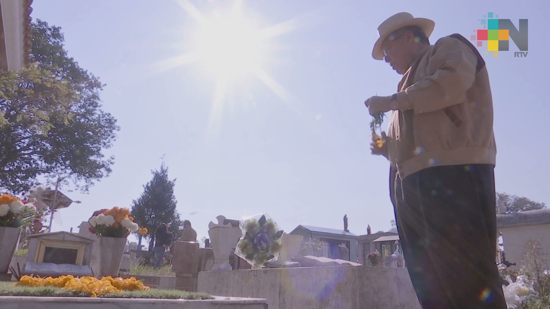 Xalapeños visitaron los panteones para recordar a sus fieles difuntos