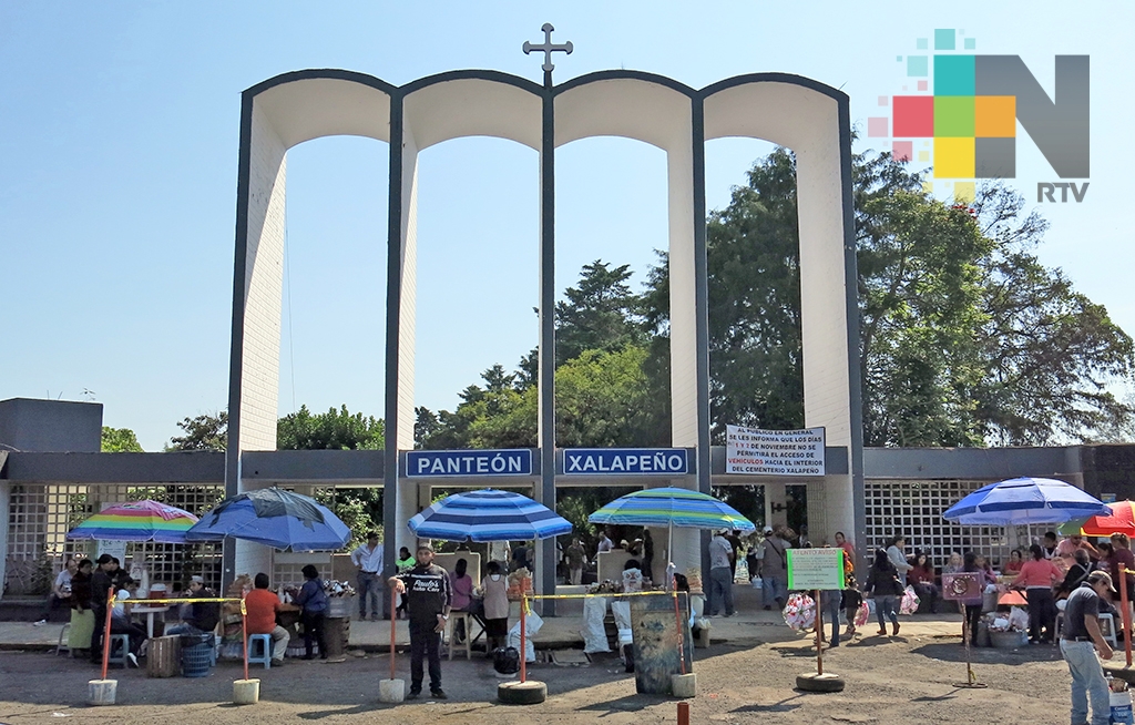 Trabajadores que limpian tumbas en Panteón Jalapeño forman su propio sindicato