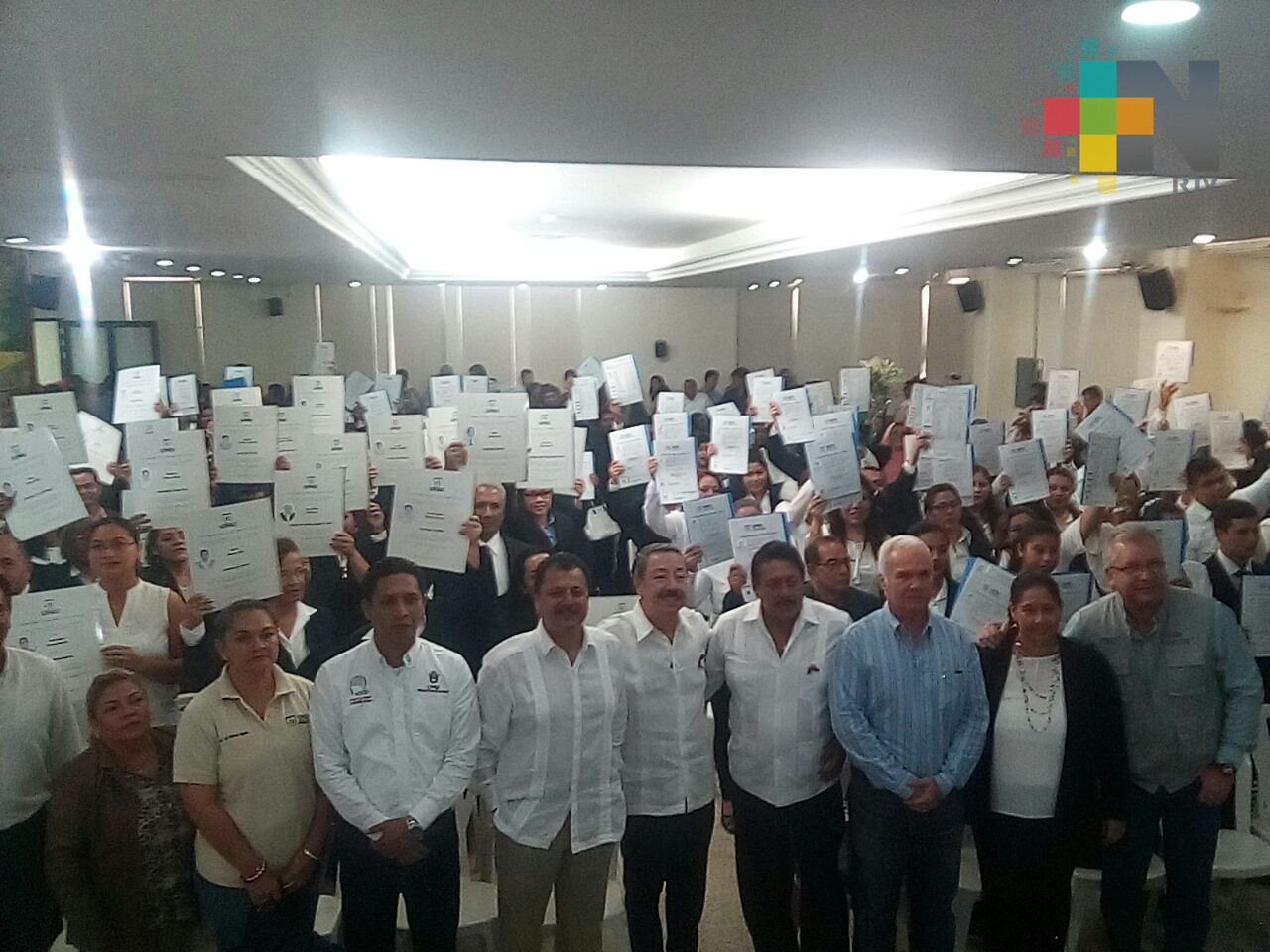 En Coatzacoalcos, la UPAV entregó cerca de 200 certificados y títulos a egresados del nivel medio superior y superior
