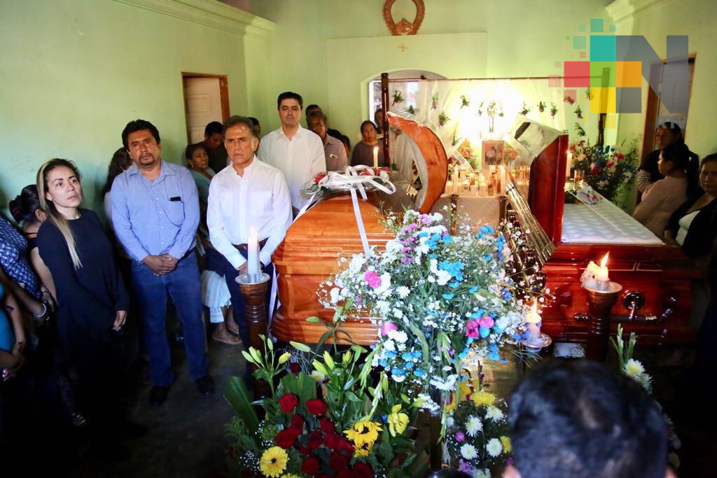 Asiste el Gobernador Yunes a funerales del presidente de Ixhuatlán de Madero y de su esposa