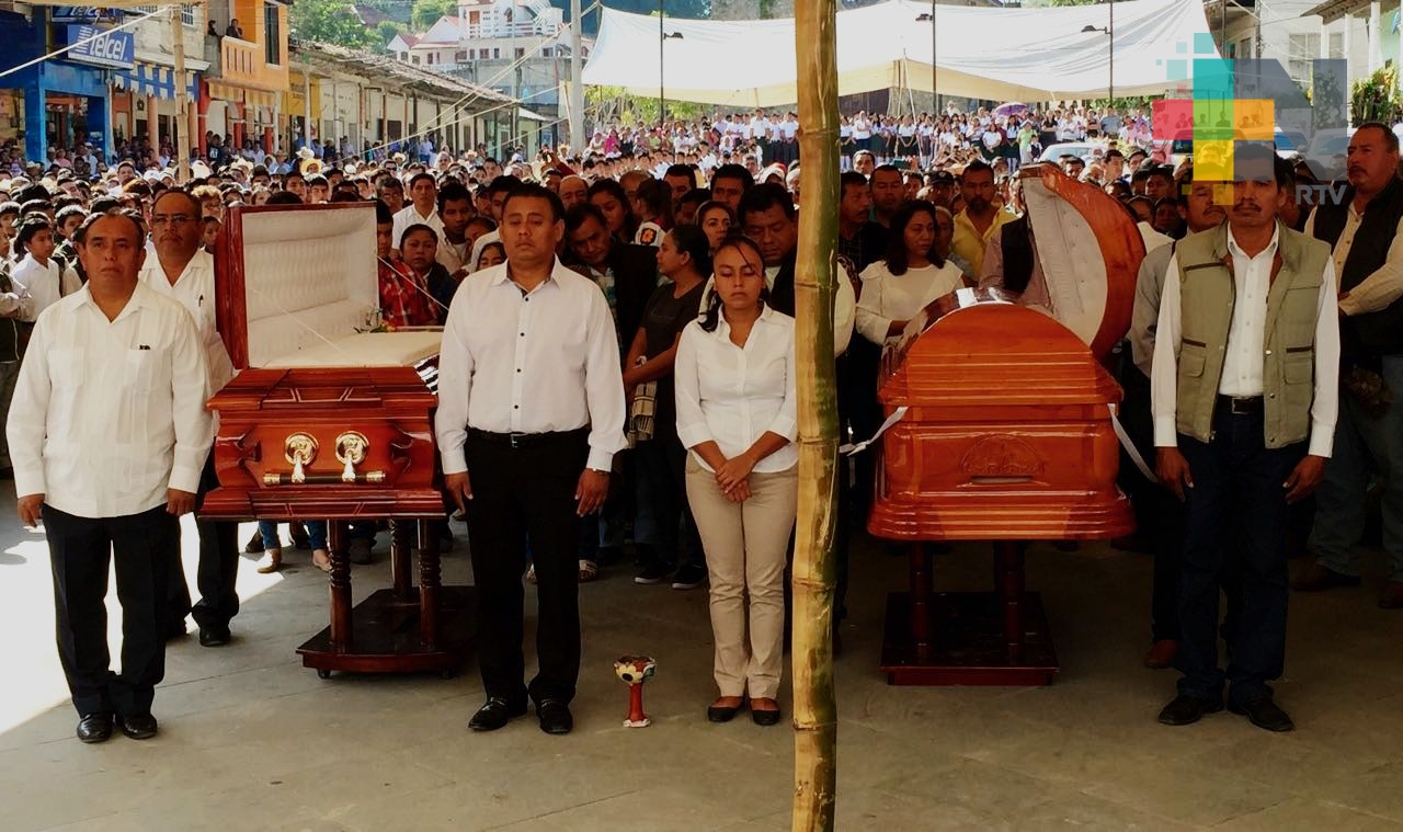 Despiden con homenaje a Víctor Manuel y su esposa, en Ixhuatlán de Madero