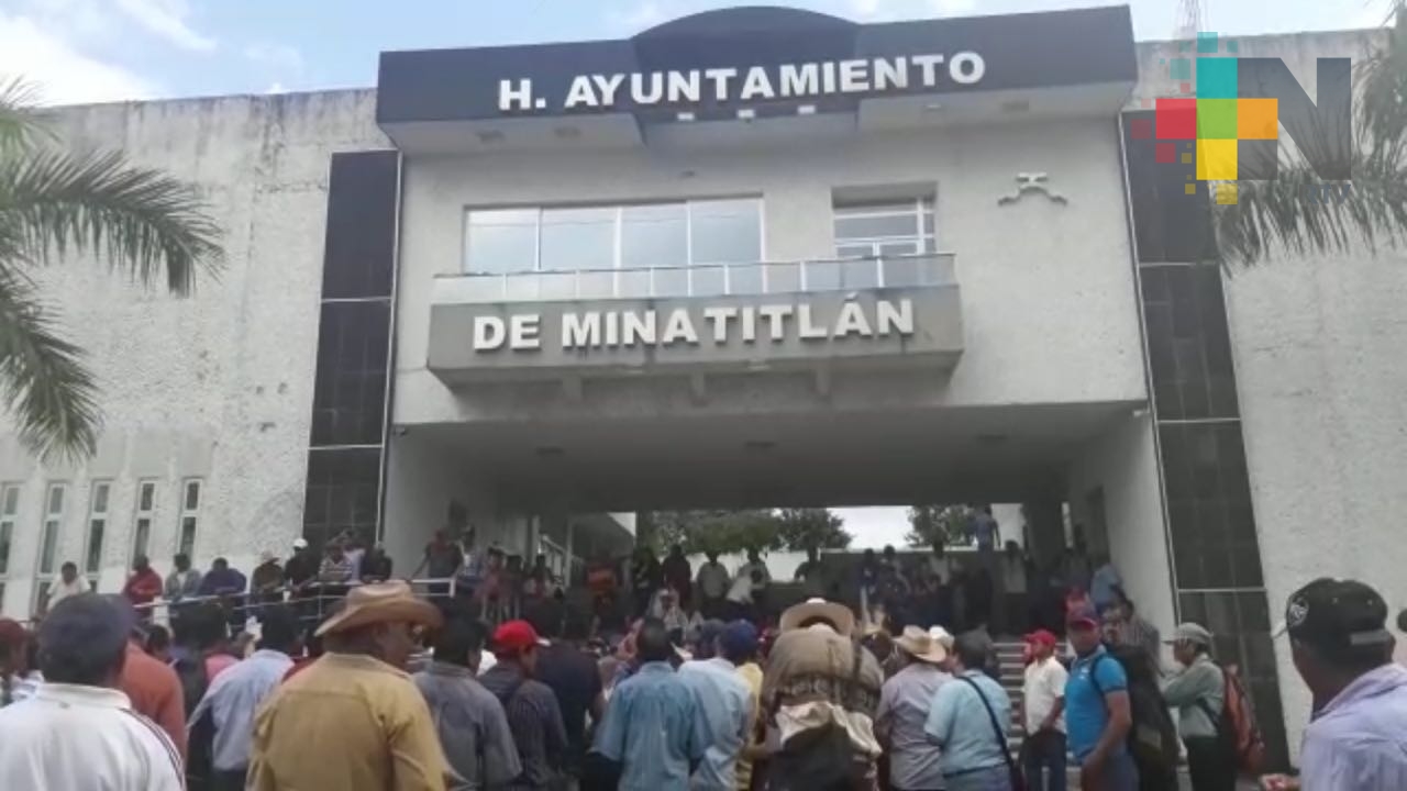 Toman palacio de Minatitlán, reclaman reparación de caminos y atención a servicios básicos