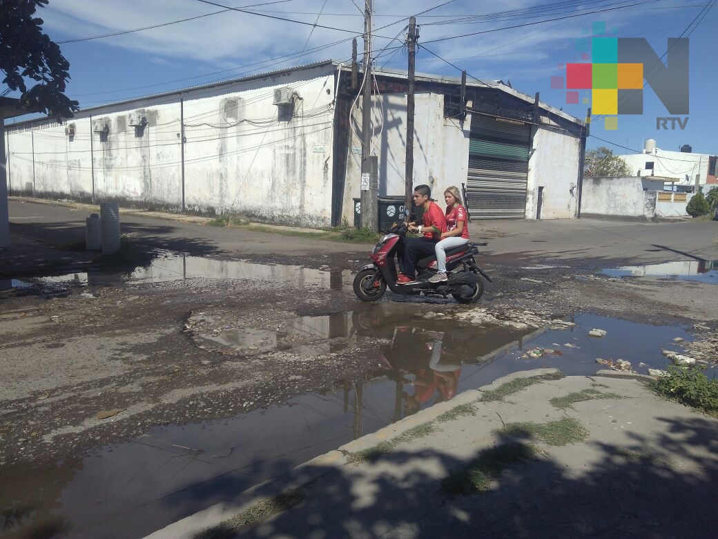 Desde hace seis años una fuga de agua inunda calles de Veracruz