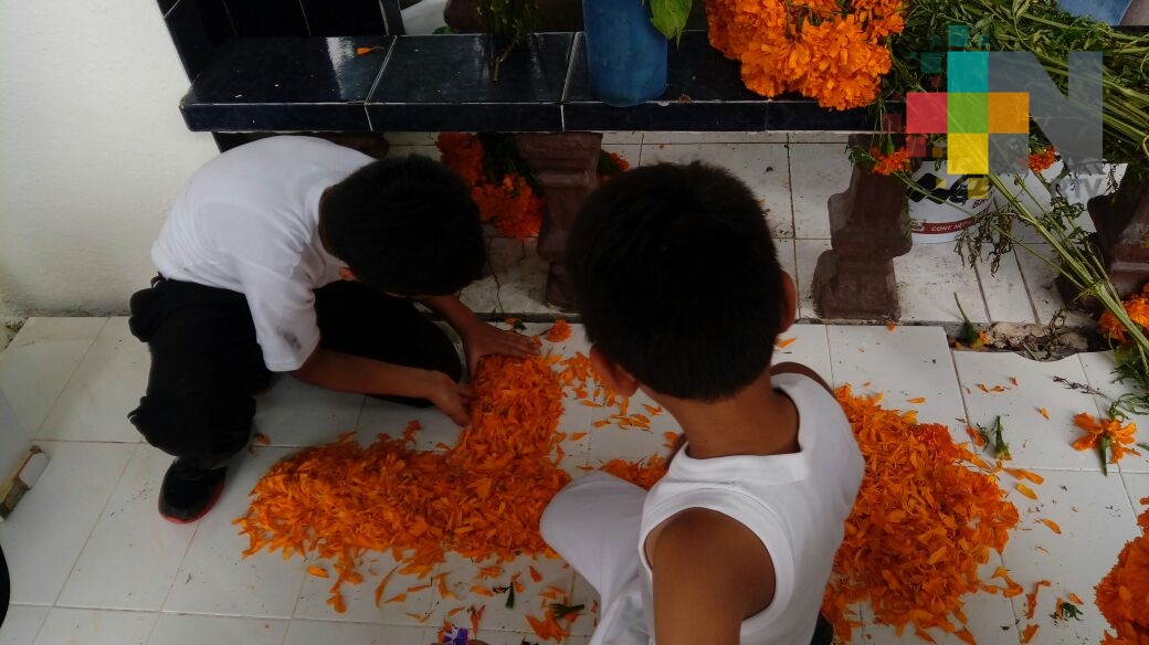 En panteón de Minatitlán familias recuerdan a niños fallecidos
