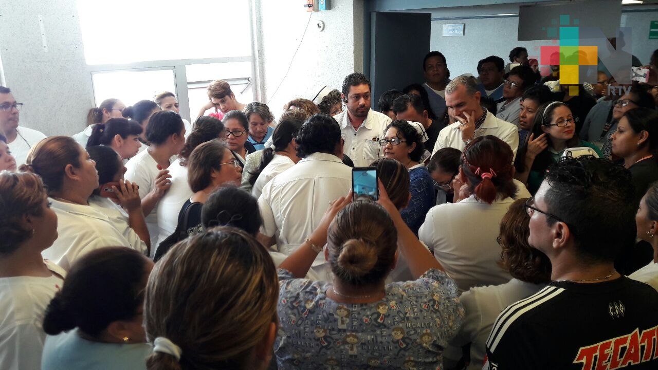 Enfermeras del Hospital Regional de Veracruz detienen sus actividades