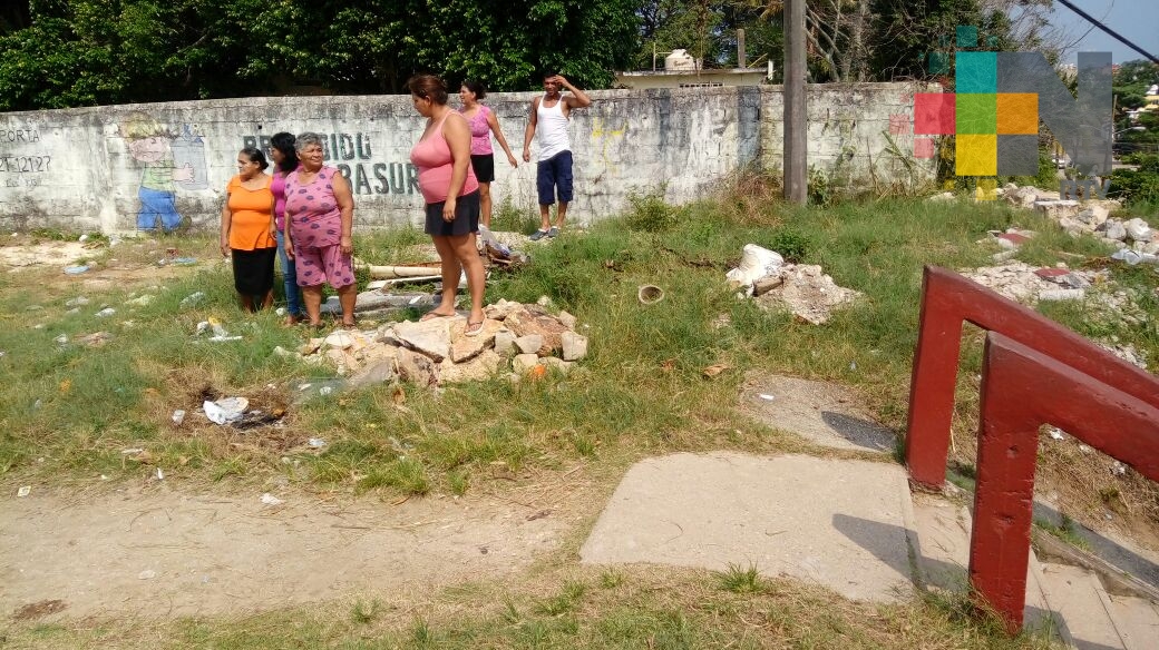 Vecinos de Coatzacoalcos se unen para mantener limpia su colonia