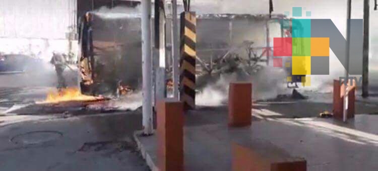 Se incendia camión de pasajeros en Coatzacoalcos, no hay lesionados