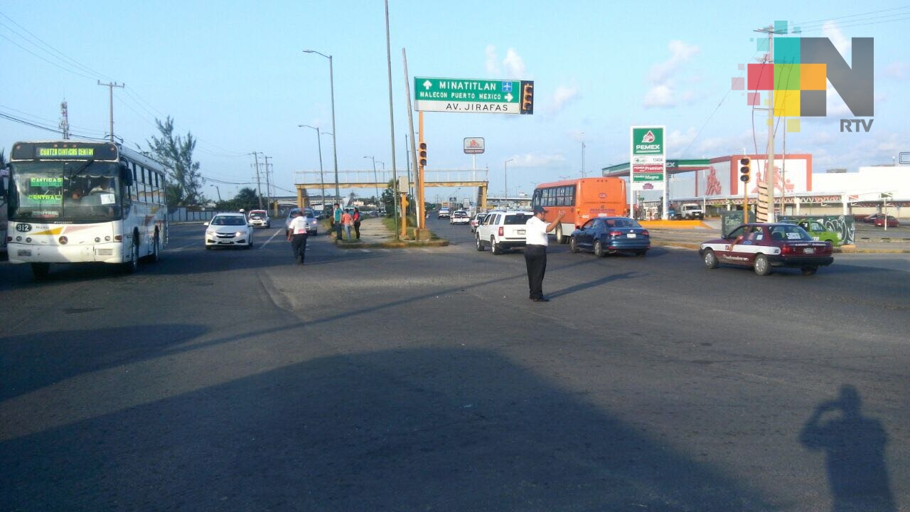 Tránsito de Coatzacoalcos aplica operativo vial en zonas de gran afluencia vehicular