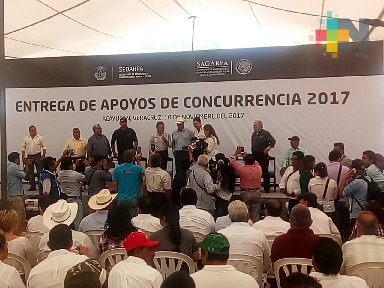 Entregó el gobernador Yunes apoyos para el campo en Acayucan