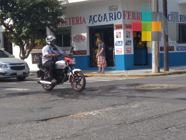 Un mes sin reparar fuga de agua en Lerdo y Jiménez de Veracruz