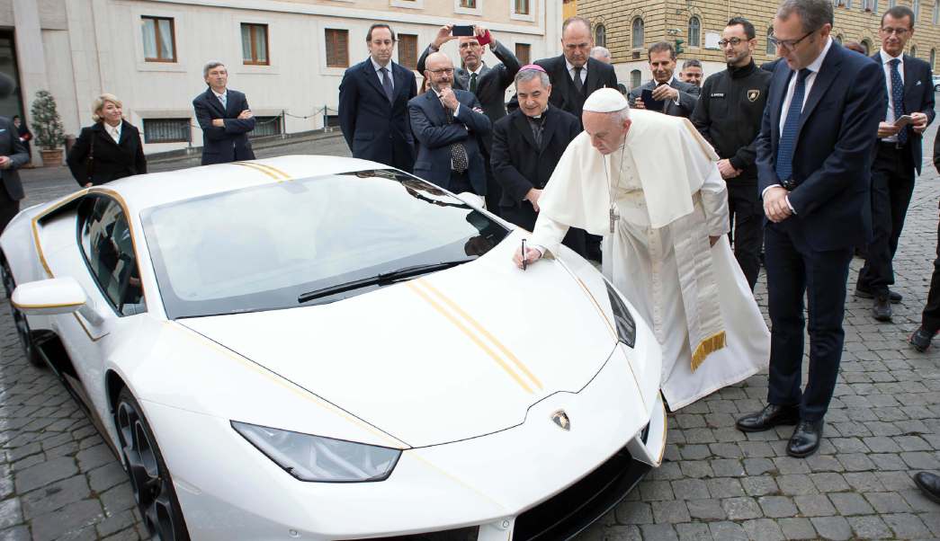 Lamborghini regalado al Papa Francisco será subastado para beneficencia