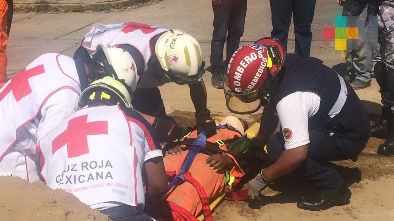 Derrumbre de pavimento lesiona a cuatro trabajadores de CFE, en Coatzacoalcos