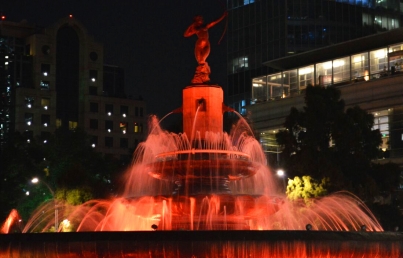 CDMX ilumina de naranja monumentos por Cumbre contra el Cáncer
