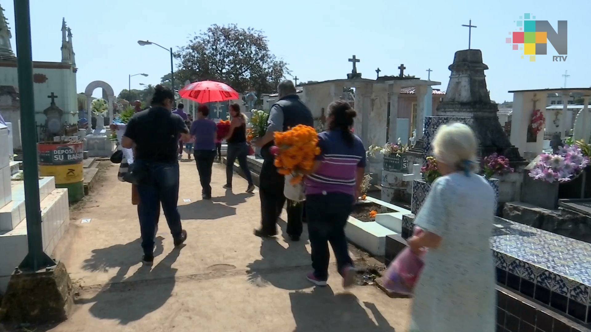 Visitan panteones en Coatepec
