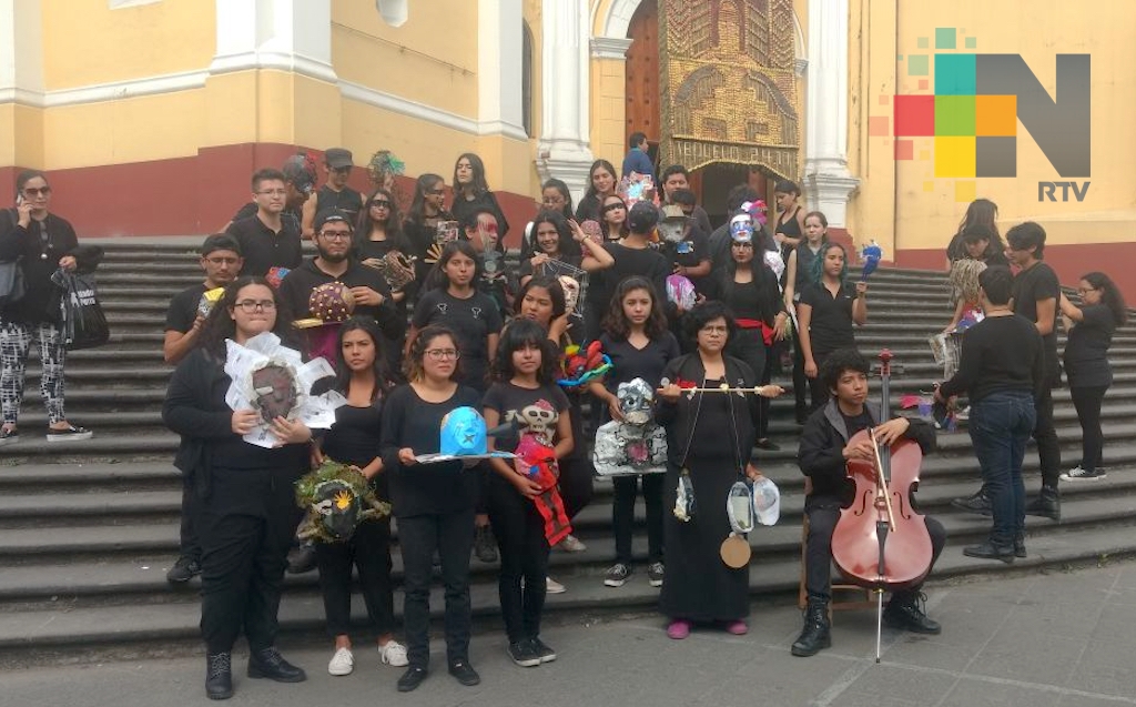 Estudiantes de la Facultad de Artes de la UV realizan performance en Plaza Lerdo