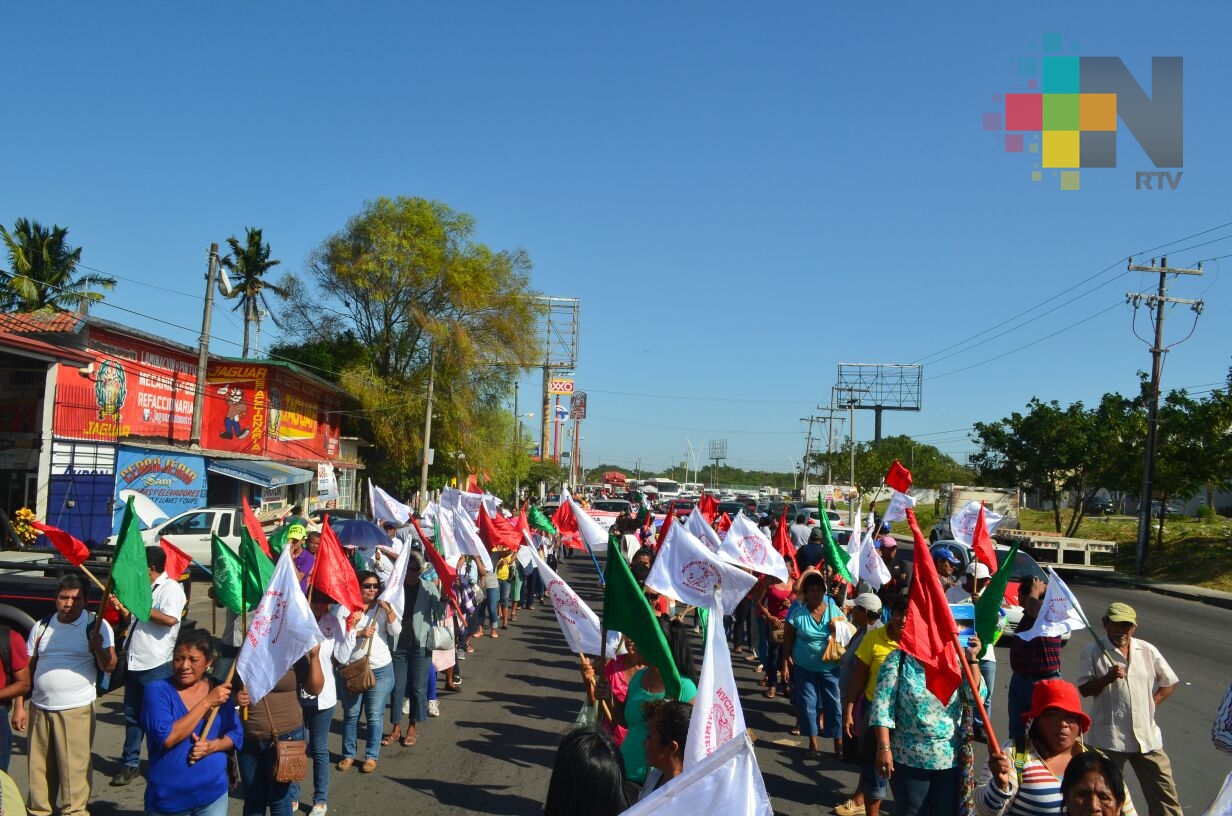 Protestan antorchistas de Medellín; acusan al alcalde de negarles ejecución de obras