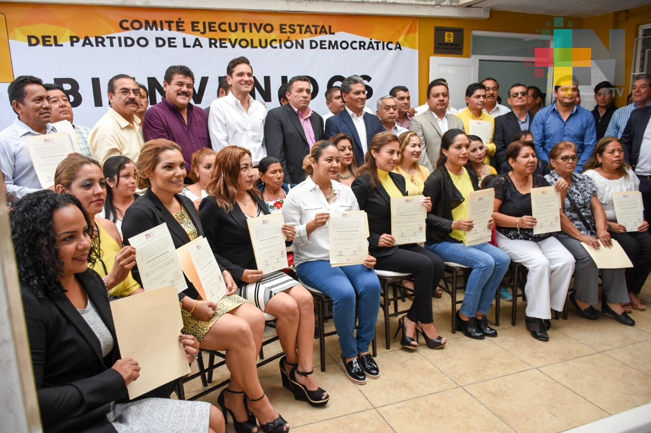 Entrega PRD constancias a regidores electos