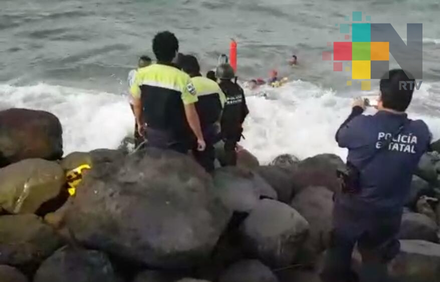 Hombre se lanza al mar a pesar de restricción por alto oleaje en Veracruz; rescatistas lo salvan