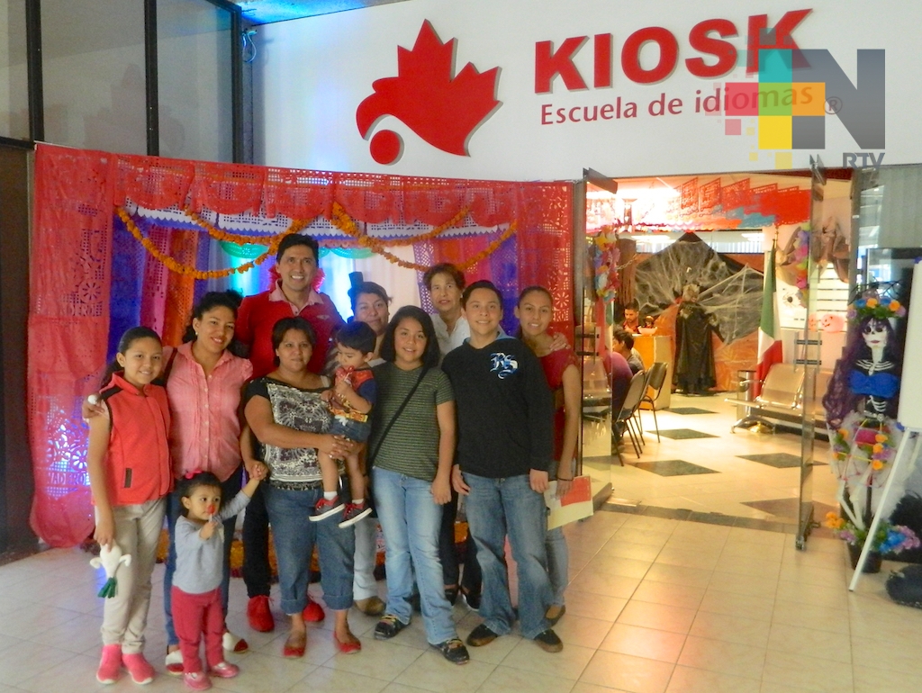 Veracruz por el Arte entregó becas de inglés a tres estudiantes