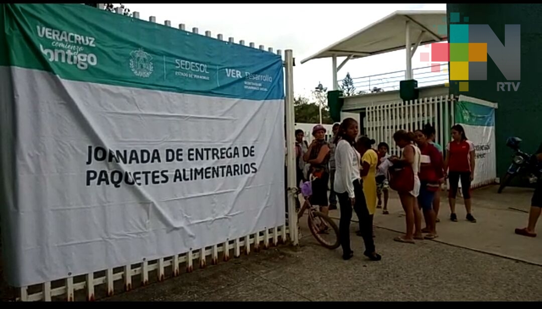 Entrega Sedesol paquetes alimentarios para familias de bajos recursos de Coatzacoalcos