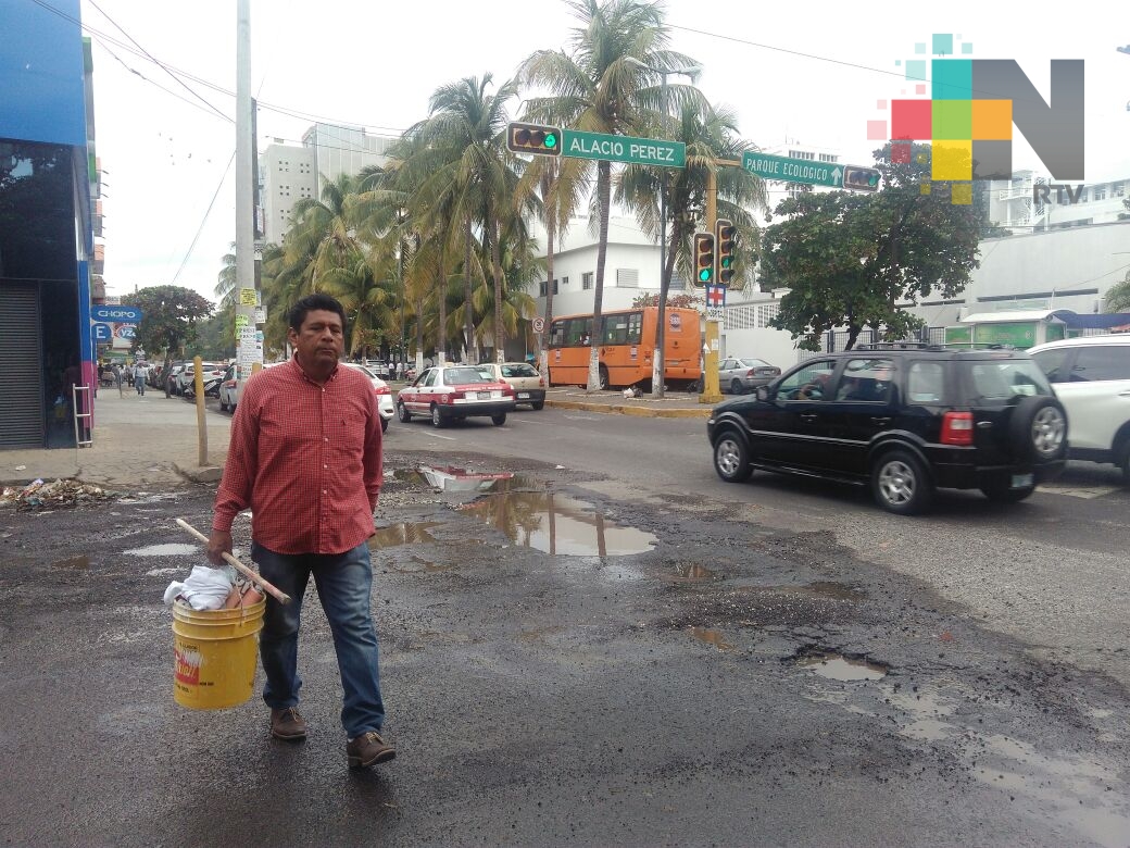 Reportan enormes baches en calles Alacio Pérez y 20 de noviembre de Veracruz