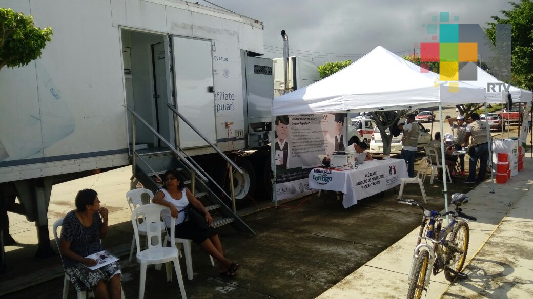 Recorre tráiler de la salud colonias de Coatzacoalcos
