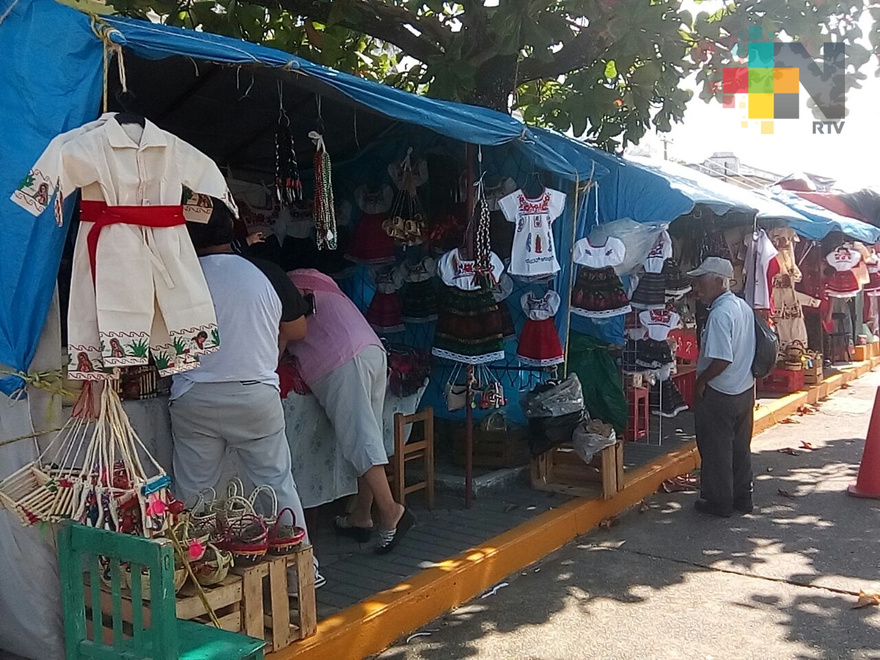 Se instalan comerciantes de artículos guadalupanos en el centro de Coatzacoalcos