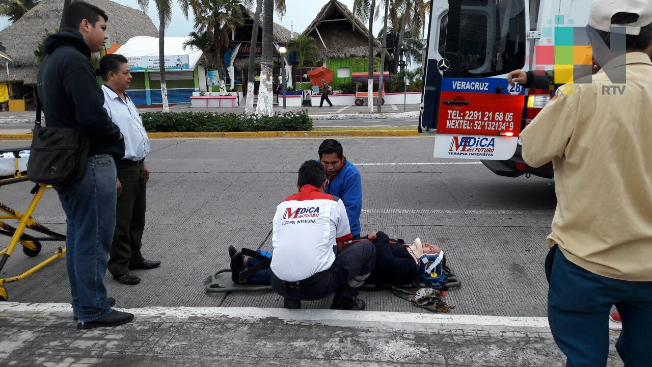Mujer resulta con lesiones graves al bajar del camión en Boca del Río