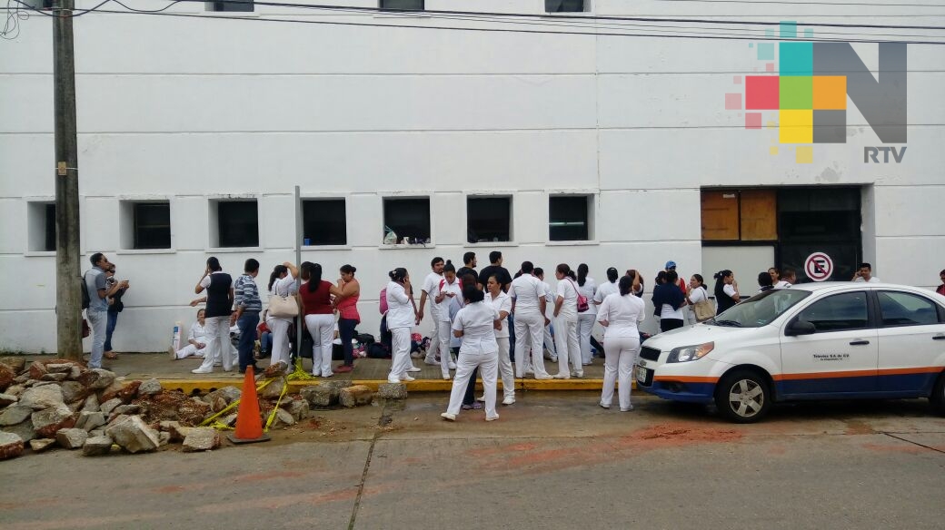 Mantienen protesta enfermeros eventuales de hospital regional de Coatzacoalcos