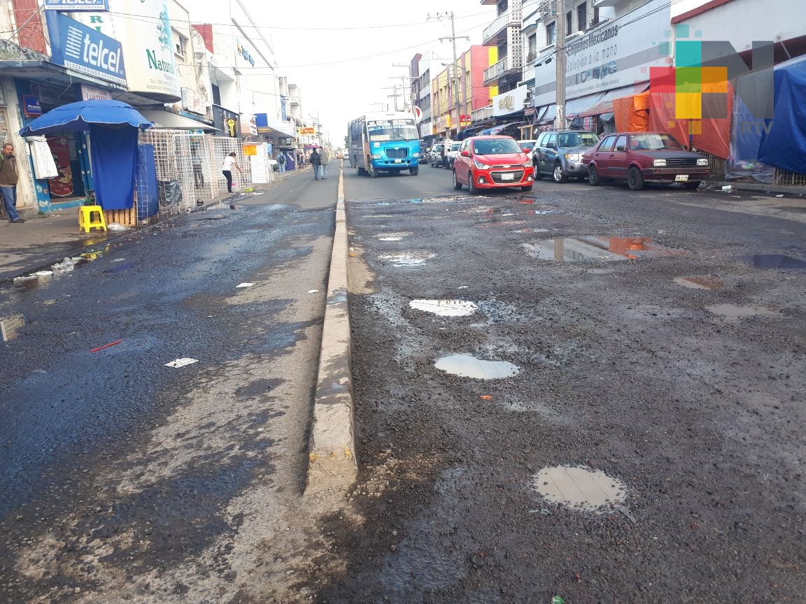 Avenida de Veracruz en malas condiciones desde hace meses
