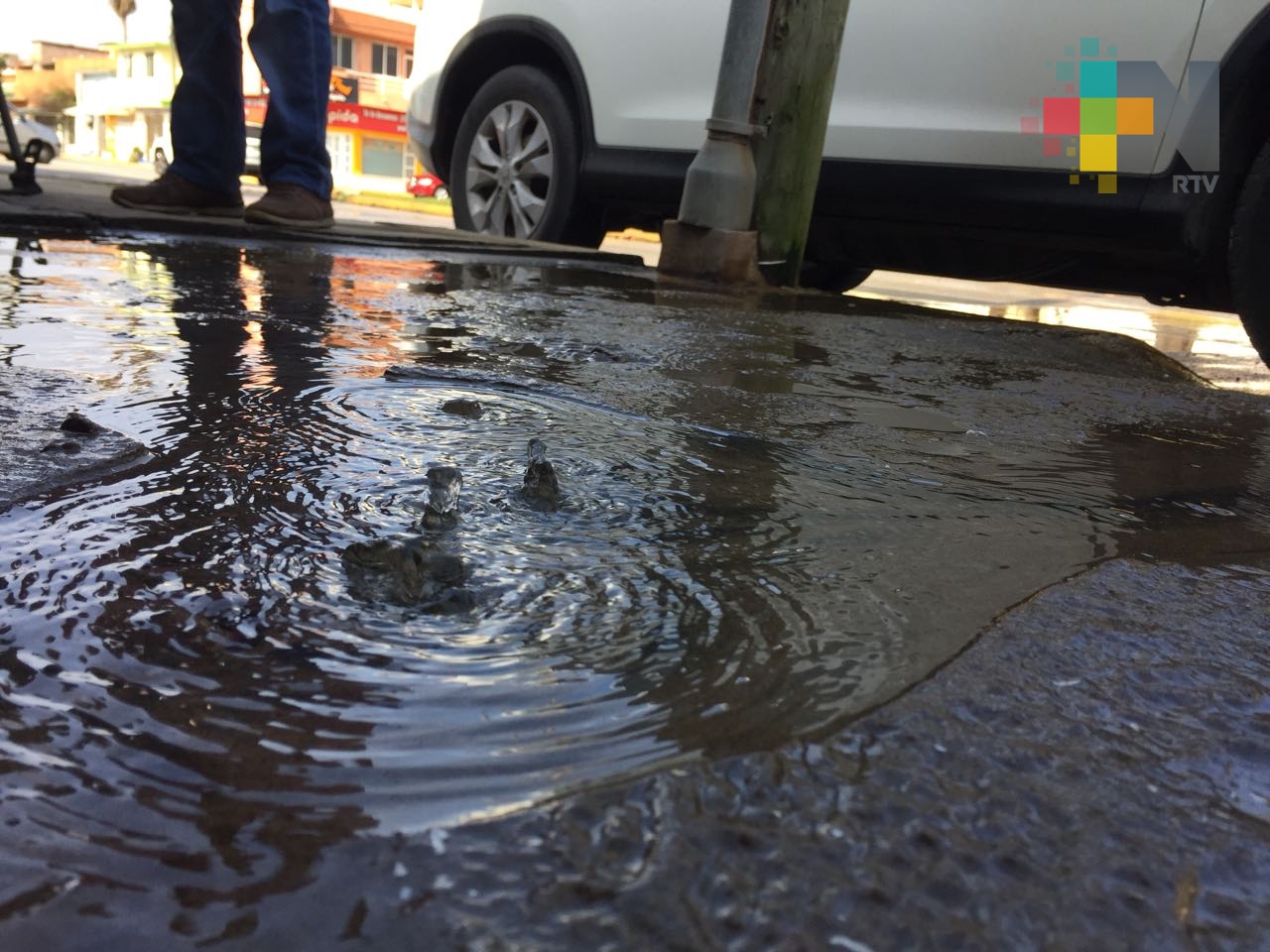 En Coatzacoalcos ciudadanos exigen a CAEV repare fugas de agua