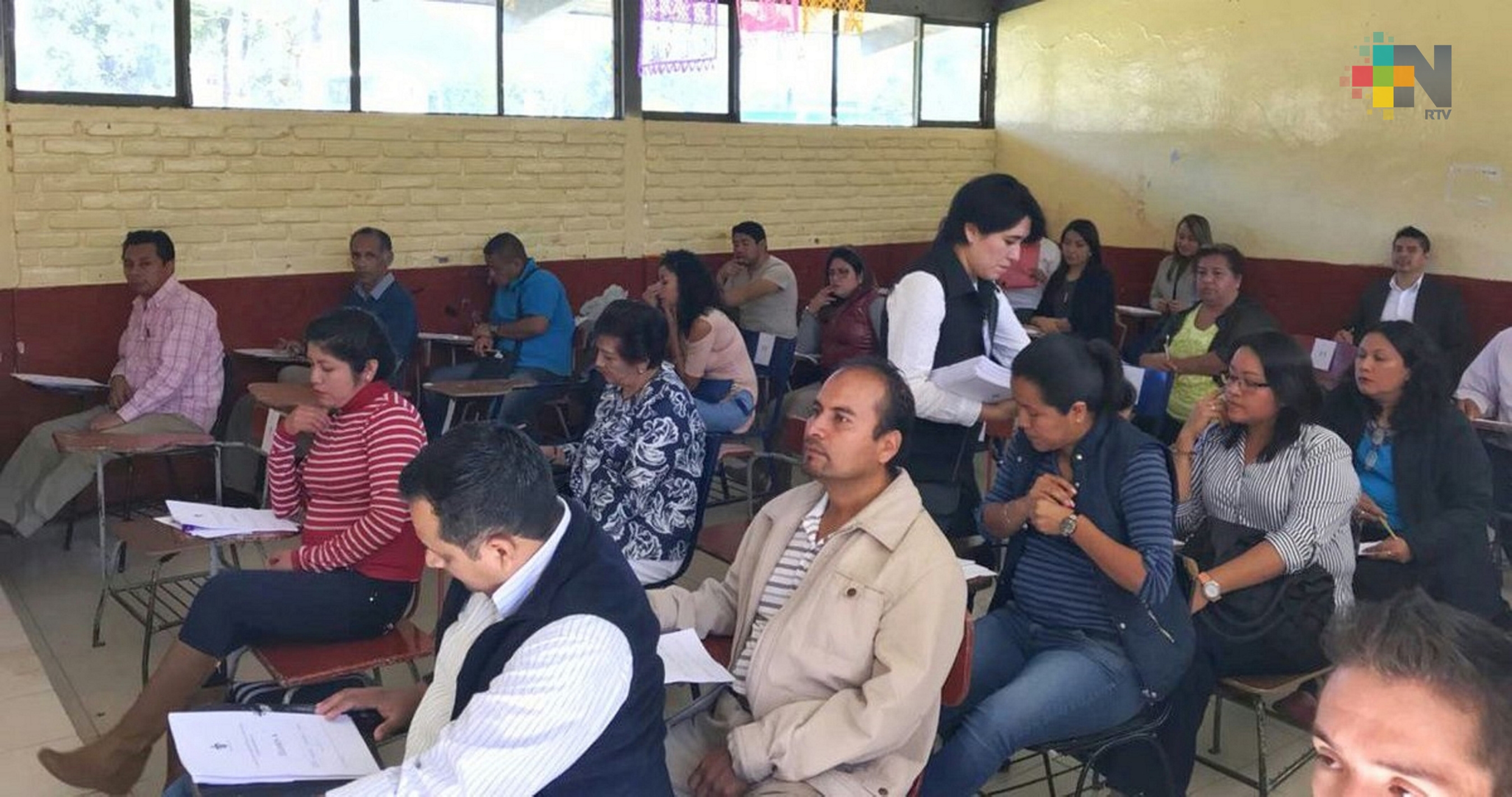 Aspirantes a integrar consejos distritales presentan examen en Veracruz