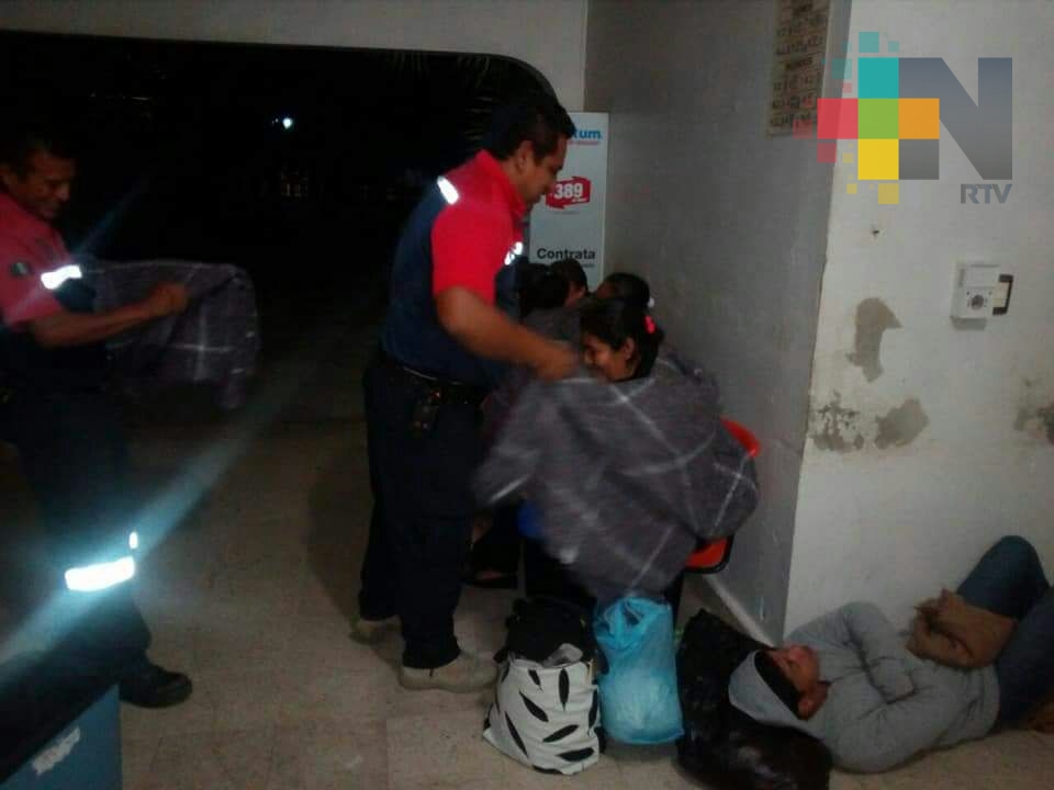 Reparte PC de Minatitlán cobertores a indigentes y a familiares de enfermos en hospitales