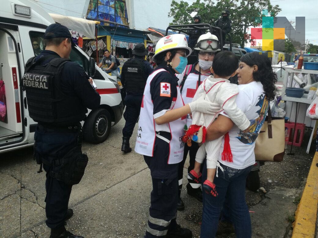 Cae niño de taxi en movimiento en Coatzacoalcos