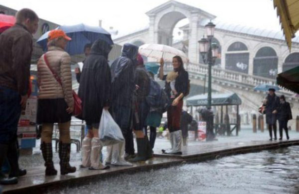 Desalojan a miles de personas por inundaciones en Italia