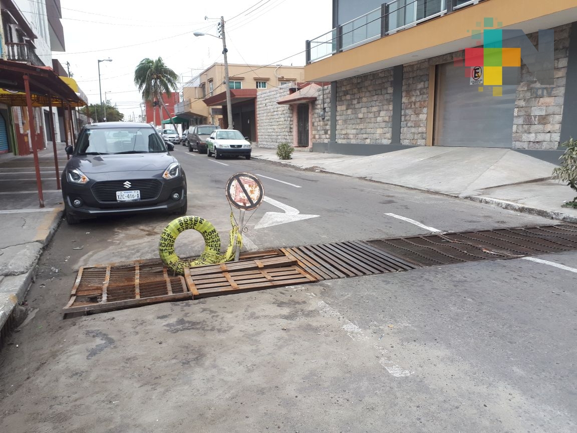 Vecinos denuncian alcantarilla sin tapa; exigen a Grupo MAS su reparación