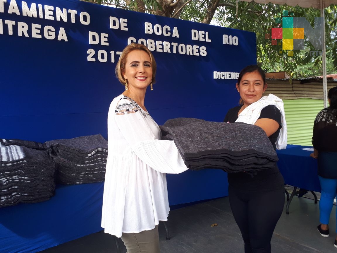 DIF municipal de Boca del Río entrega cobertores a familias de la colonia Ampliación Villa Rica