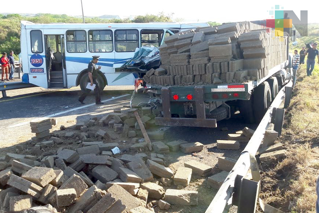 Chocan autobús y camión materialista en carretera Veracruz-Cardel; hay 18 heridos