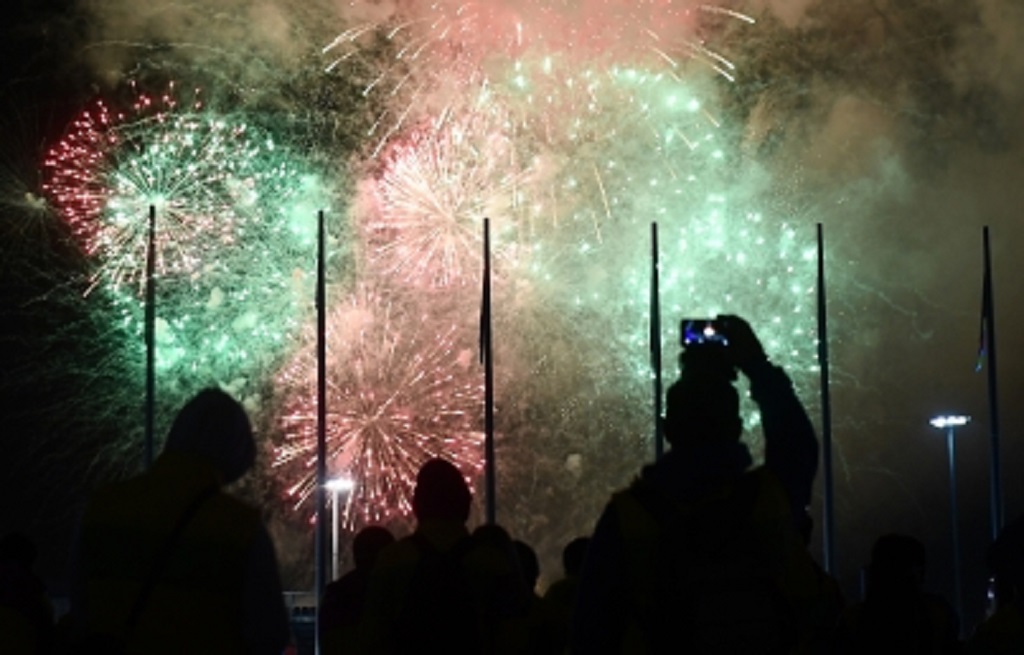 Reciben en Asia al 2018 entre cantos, besos y fuegos artificiales