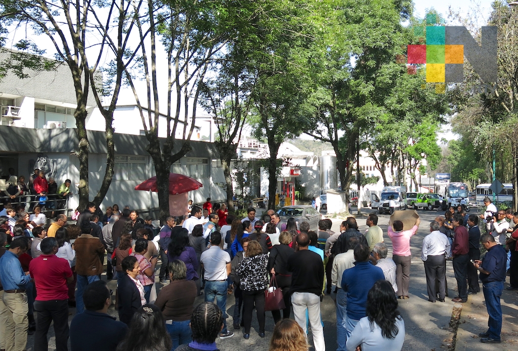 Bloquean trabajadores del ISSSTE la avenida Xalapa; exigen pago de prestaciones de fin de año