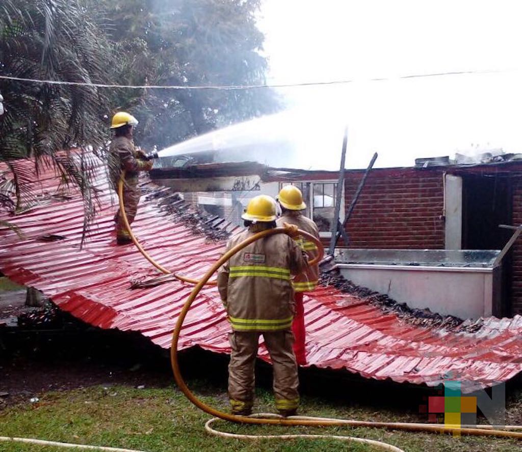 Pemex apoyó para controlar incendio en Tlalixcoyan