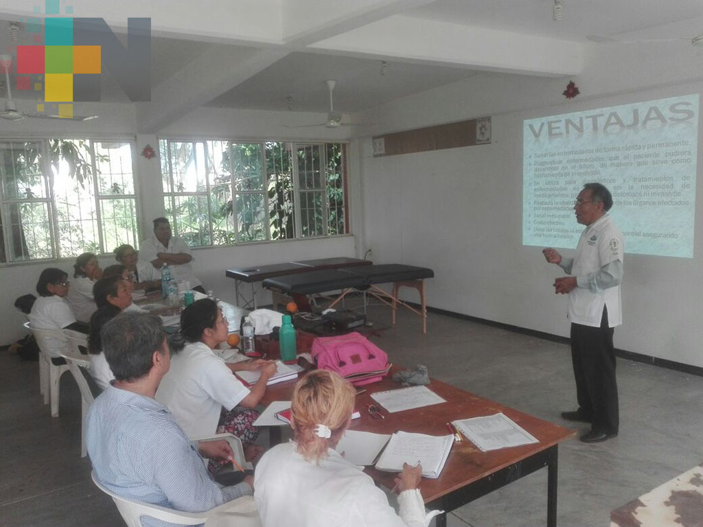 Catedráticos de la UACh imparten cursos sobre medicina alternativa en Martínez de la Torre