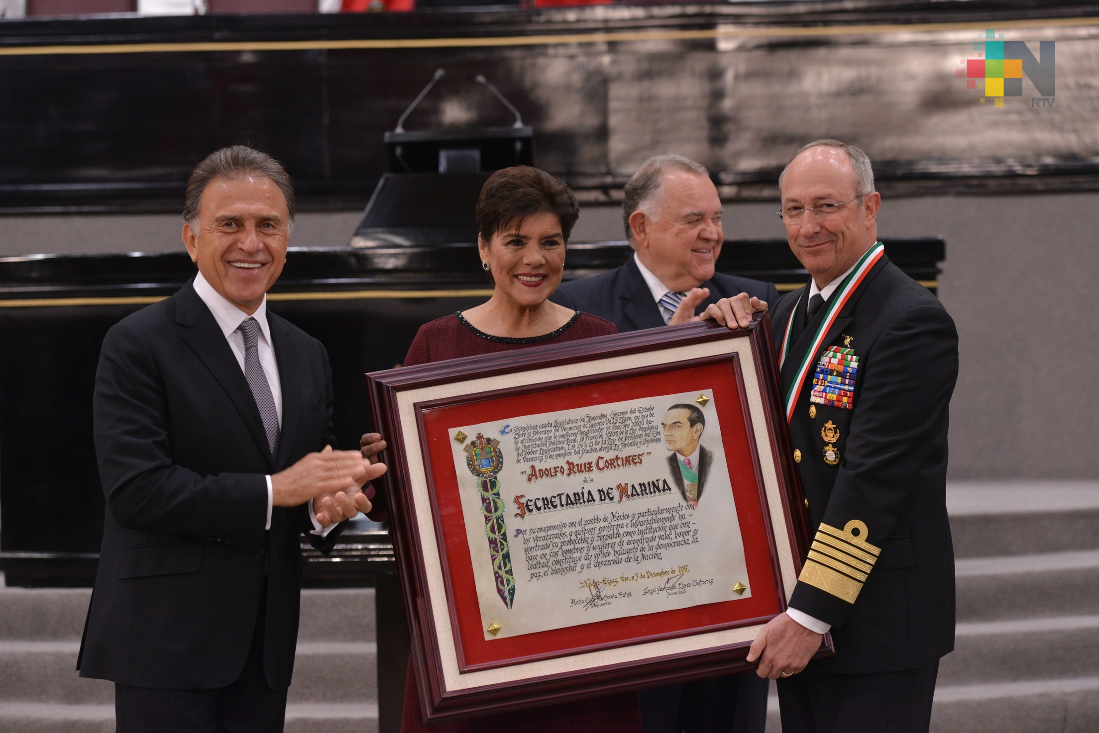 Entregan medalla «Adolfo Ruiz Cortines 2017» a Ejército y Marina